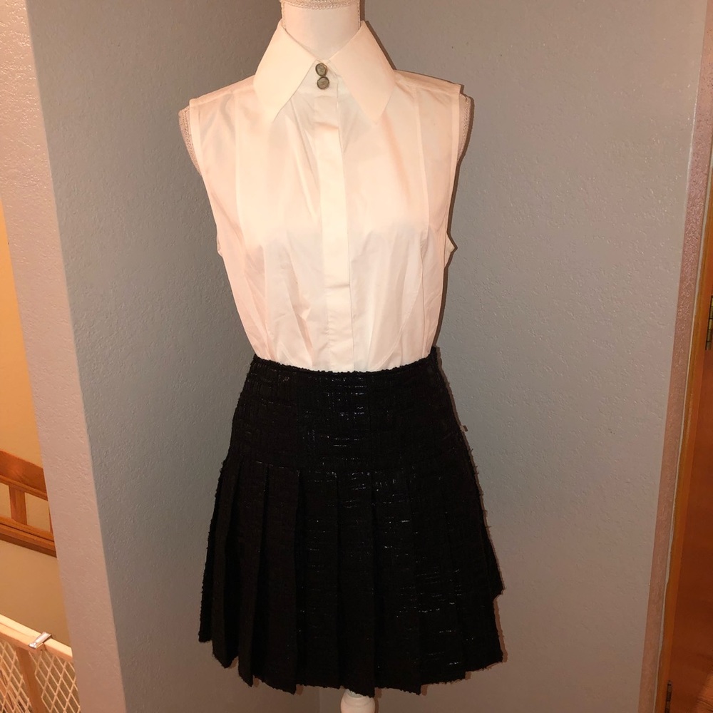 CHANEL Sleeveless Button-Down Shirt